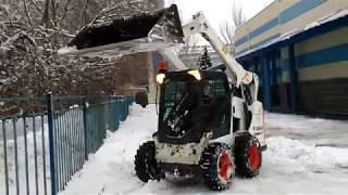 Чистка снега мини-погрузчиком Bobcat S530