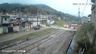 @supervia2022 - 04/10/22 - cnr 3000 PARACAMBI - ônibus para sob a linha e logo retorna para fora screenshot 3