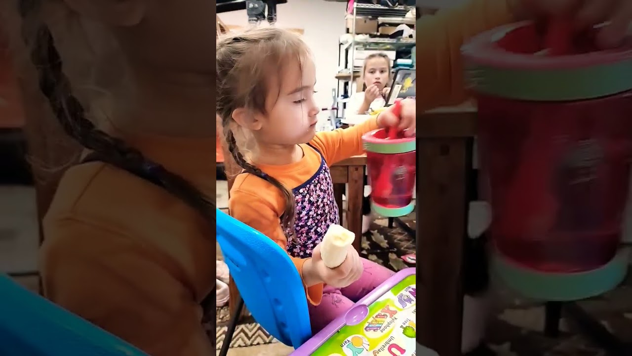🟩🟠🟥ASMR CUTE 3 YEAR OLD GIRL EATING BANANA 