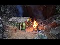 Solo Bushcraft Overnight In Rainforest - Build a house next to a large rock for me to shelter Part 1