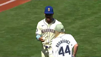 Hailey Van Lith threw out the first pitch at the Seattle Mariners game thumbnail