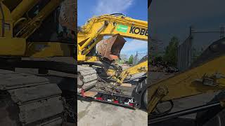 The Exact Technique Truckers Use to Load Excavators #trucking #heavyequipment #howto