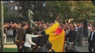 Жан-Клод Ван Дамм открывает памятник себе