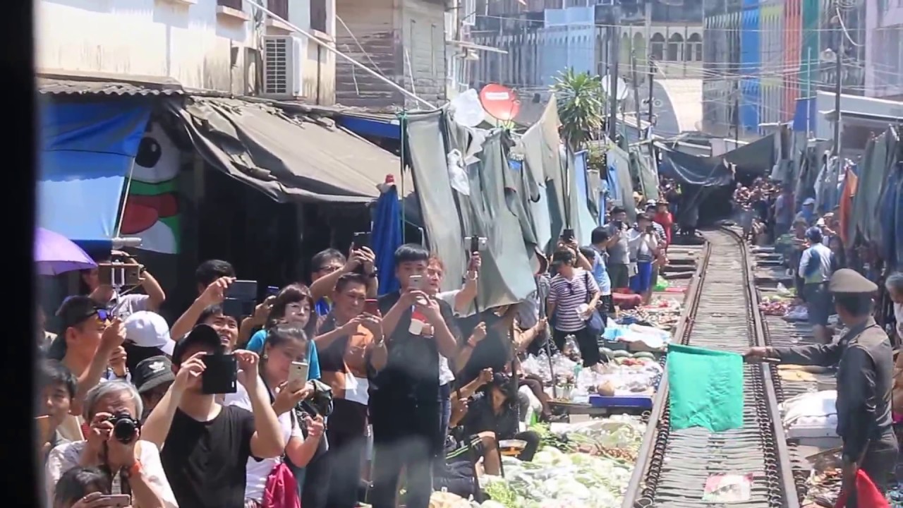 【タイ】 タイ国鉄 メークローン線　前面展望　線路上の折り畳み市場　Maeklong Railway, Maeklong Market　สถานีรถไฟแม่กลอง　(2017.3)