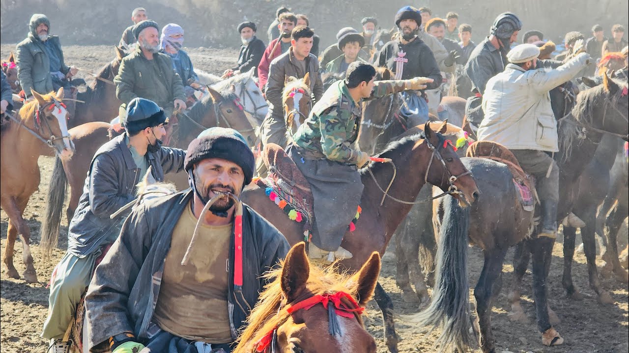 بزکشی شهربزرگ💪 رقابت تن‌به‌تن پهلوانان برای ربودن لاشه و بیرون کشیدن آن از میان حلقه سواران