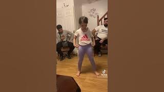 cui ii place cum dansează fata asta?