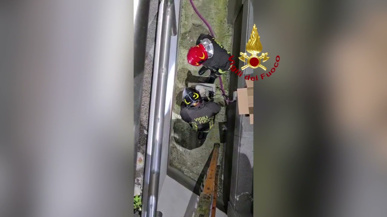 MILANO - SALVATO UN BARBAGIANNI BLOCCATO IN UN CONDOTTO PER L'ARIA