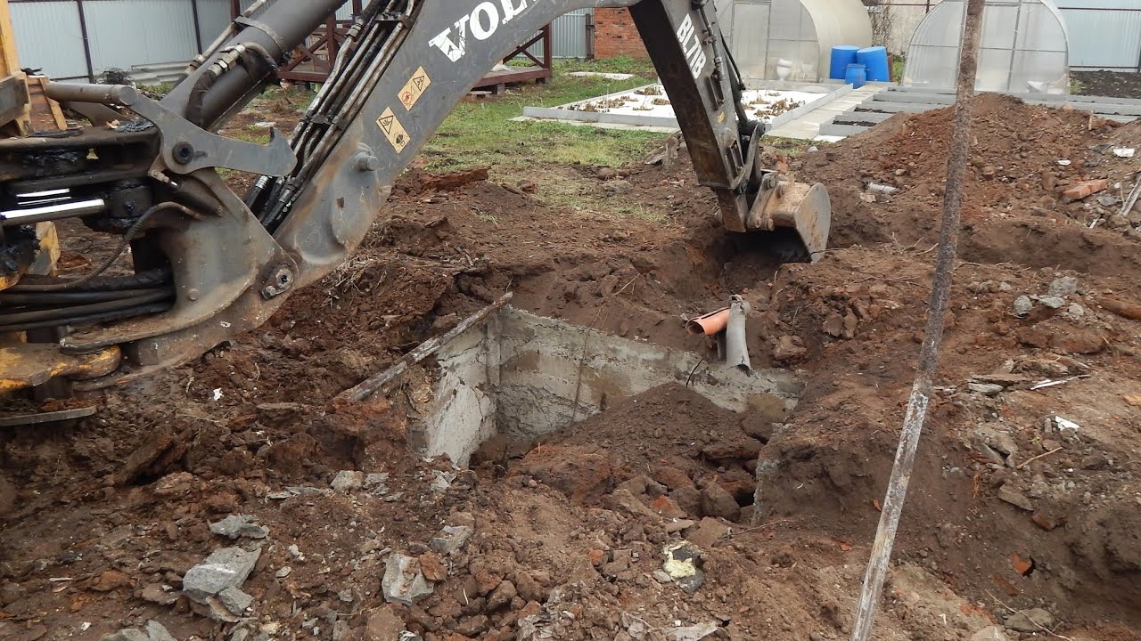 Копаем траншею под фундамент, такого поворота я не ожидал. Опять ...