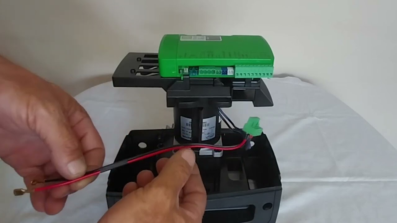 Centurion D5 Evo Smart sliding gate motor unboxed and disassembled call Pottie to assist..