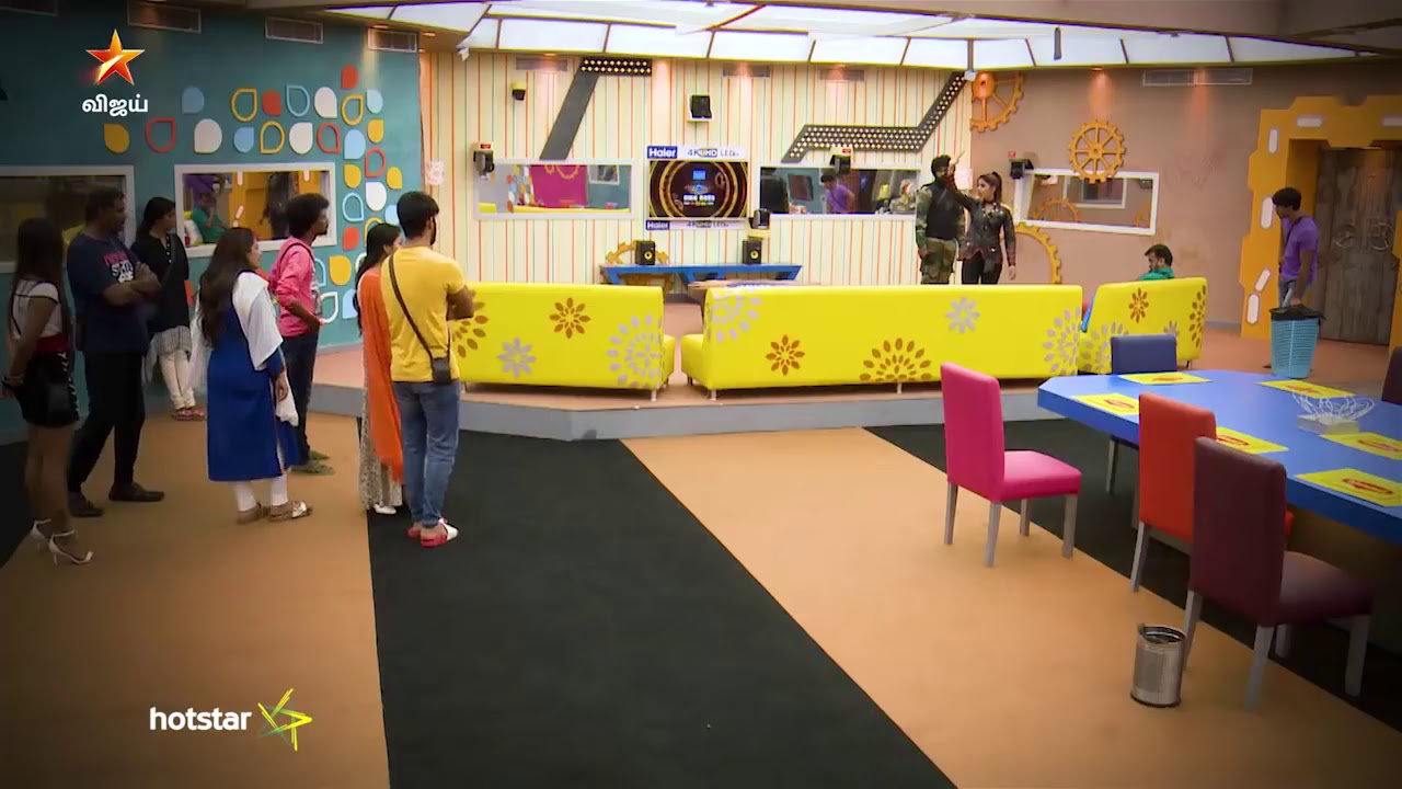 Aishwarya dutta throws garbage over Balaji