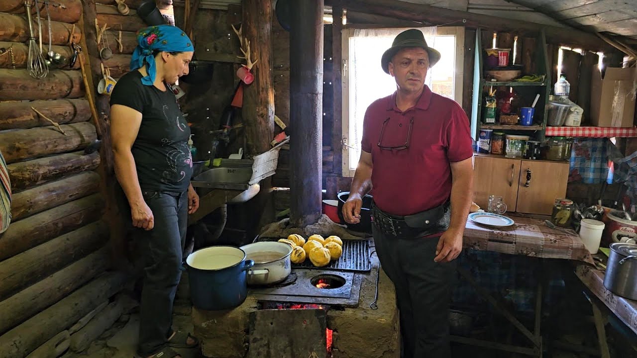 STÂNA TRADIȚIONALA A LUI STELICA BUNGHEZ.MANCAM BULZ CIOBANESC LA O FAMILIE DE OAMENI GOSPODARI.