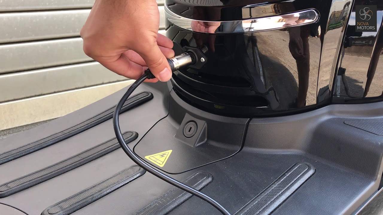 Elektroroller Nova Motors eEve - Batterie laden - YouTube
