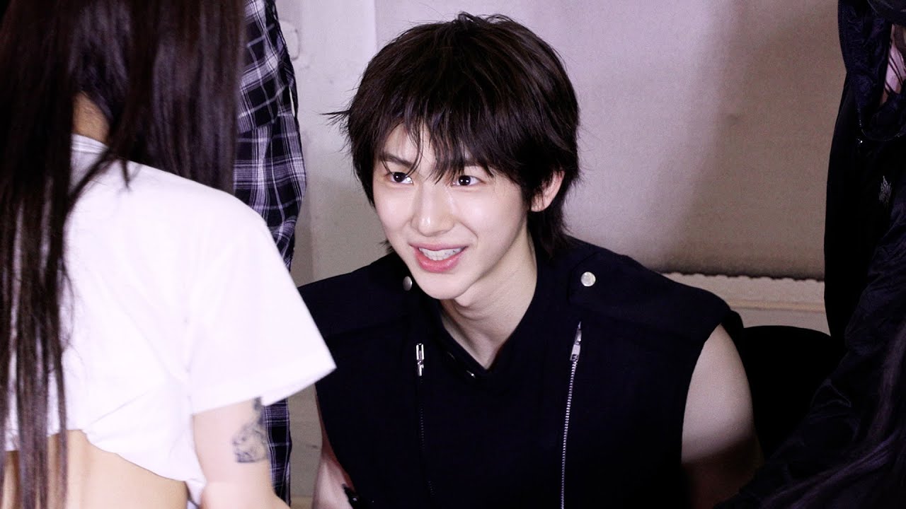 코르티스(CROTIS) JUHOON's Fansign 사인중인 '주훈' 직캠 | 공개 팬사인회 • 250913