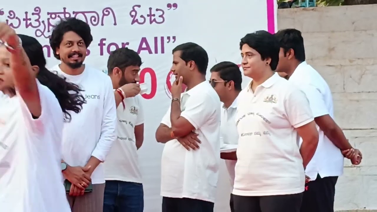 ಮಂಡ್ಯ ವಿಶ್ವೇಶ್ವರಯ್ಯ ಕ್ರೀಡಾಂಗಣದಲ್ಲಿ ಕರ್ನಾಟಕ ರಾಜ್ಯ ಪೊಲೀಸ್ ಓಟ  ಮಂಡ್ಯ ಜಿಲ್ಲೆ ಪೊಲೀಸ್ ಮ್ಯಾರಥಾನ್ ನಡೆಯಿತು 