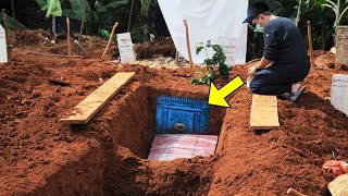 Dedesinin Mezarında Gizli Bir Kapı Gördü. Açarken Çığlık Attı Ve Ne Yaptığına İnanamayacaksınız