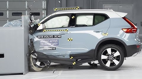 2019 Volvo XC40 driver-side small overlap crash test (extended footage)