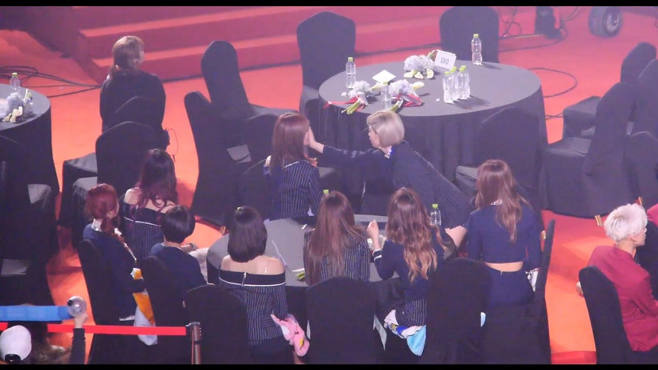 170222 트와이스 (TWICE) 가수석 대기중 멤버들 장난치는 정연,나연 [전체] 직캠 Fancam (2016 가온차트어워드) by Mera