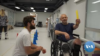 American Occupational Therapist in Ukraine Helping War Amputees Rehabilitate | VOANews