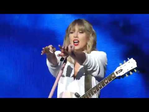 taylor-swift---lover-performance-at-jingle-ball-bell-2019