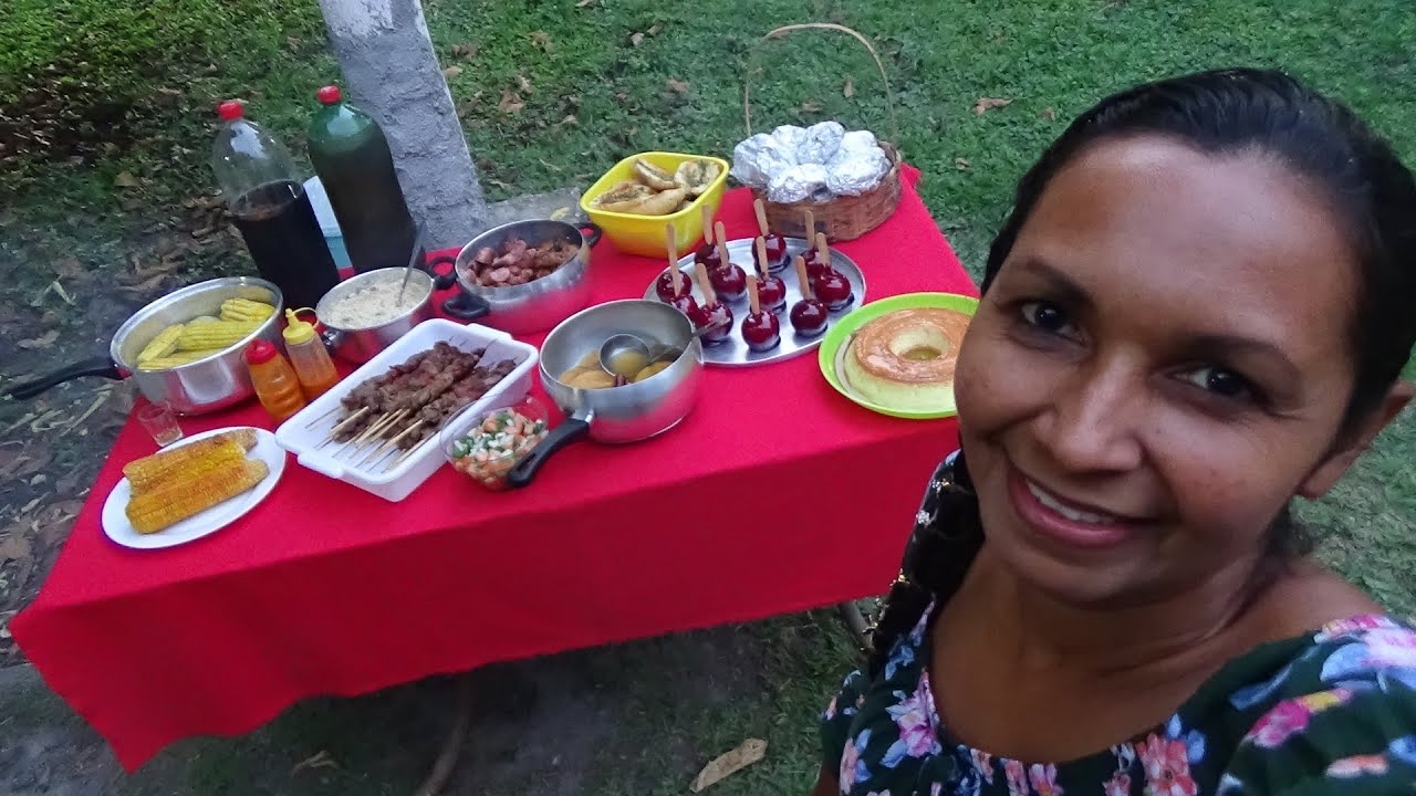 TEM CHURRASCO E QUENTÃO, MESA DE SÃO JÃO COMPLETA