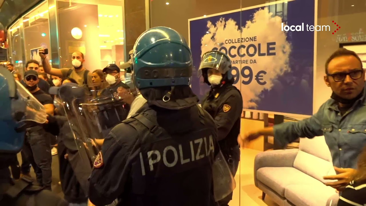 Polizia blocca No Green Pass: forte tensione in Loreto