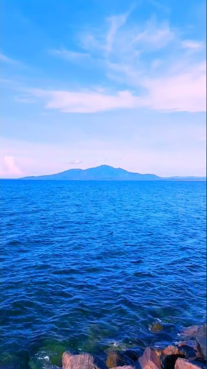 Relaxing afternoon on the beach with beautiful views and the soothing sound of the waves