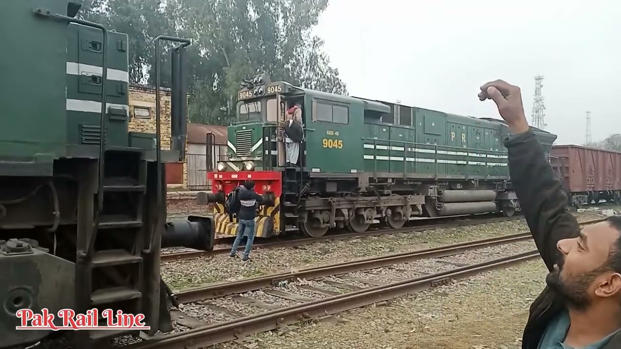 Goods Train Crass Each Other At Hafizabad Railway Station                    Pak Rail Line