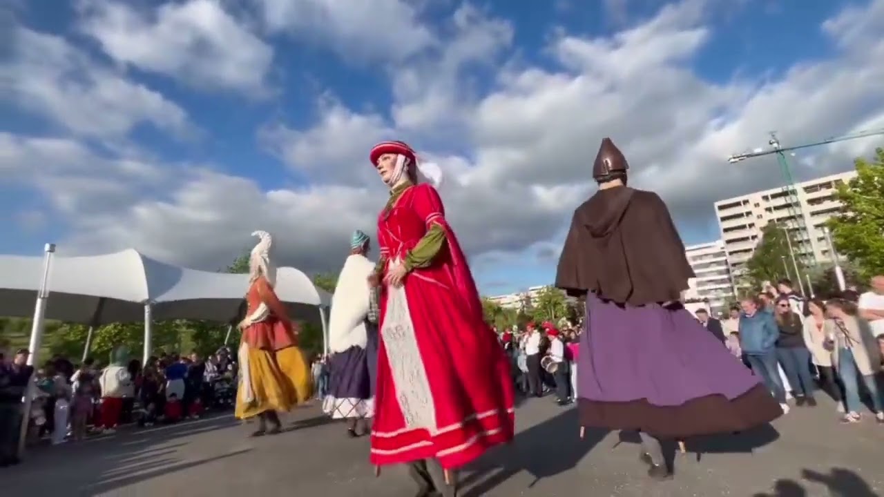 GIGANTES MENDILLORI EN FIESTAS DEL BARRIO DE RIPAGAIÑA 2025.