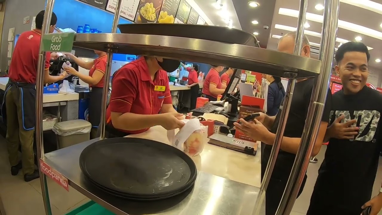 😱 CHOWKING MEGAMALL MANILA DISASTER! Dirty Tables EVERYWHERE + 20-Minute Halo-Halo FAIL!