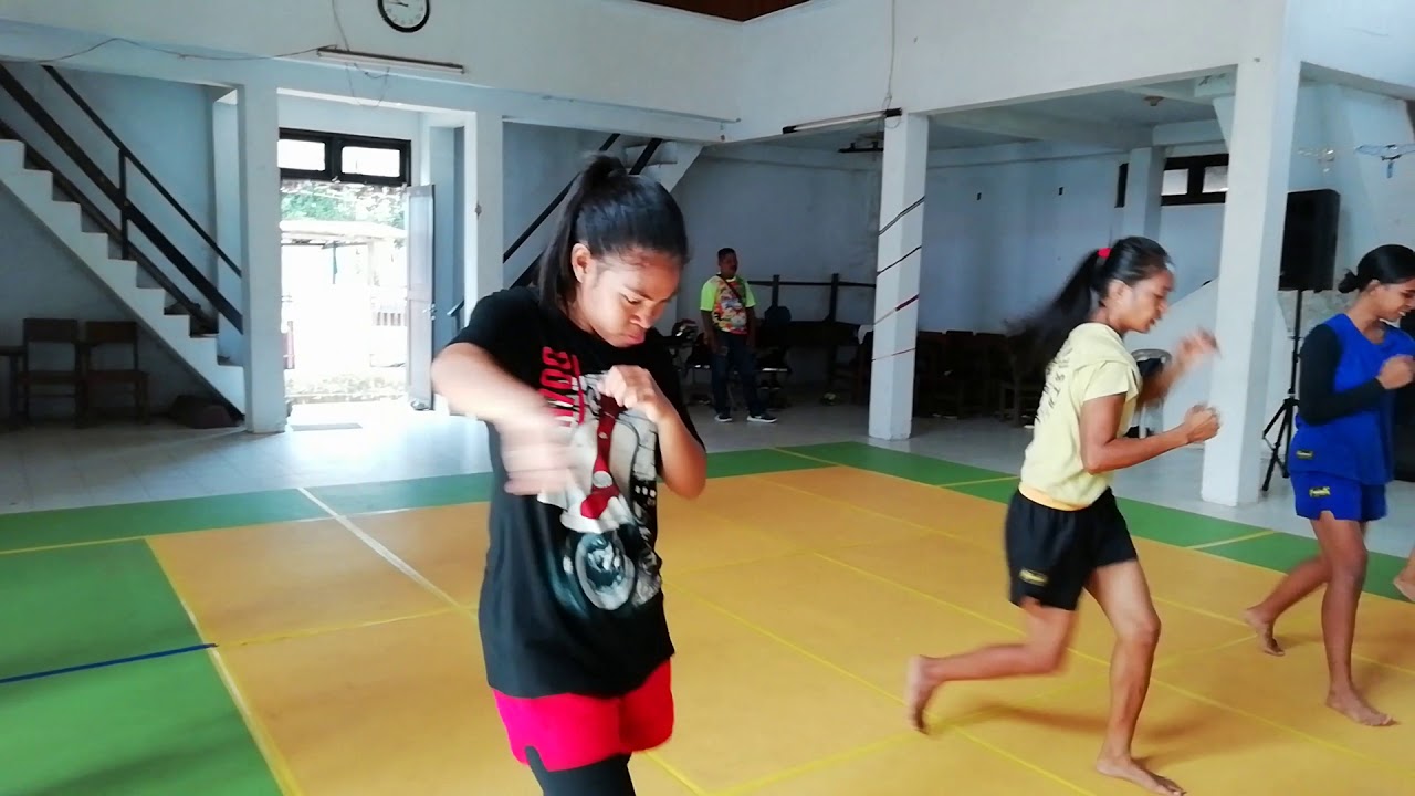 Latihan pukulan dasar wushu Maluku - YouTube
