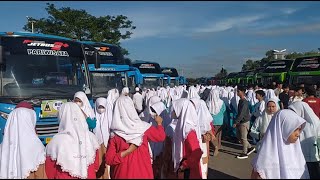 JOMBANG - Ribuan Santri Ponpes Tebuireng Jombang Mudik Bareng Menggunakan 47 Bus JOMBANG - Ribuan Santri Ponpes Tebuireng Jombang Mudik Bareng Menggunakan 47 Bus