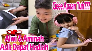 Download Lagu Cieee!!! Ada Yang Dikasih Hadiah Gaesss || Alwi Assegaf \u0026 Aminah Dapat Hadiah Dari Ka Aisah Yoshida MP3