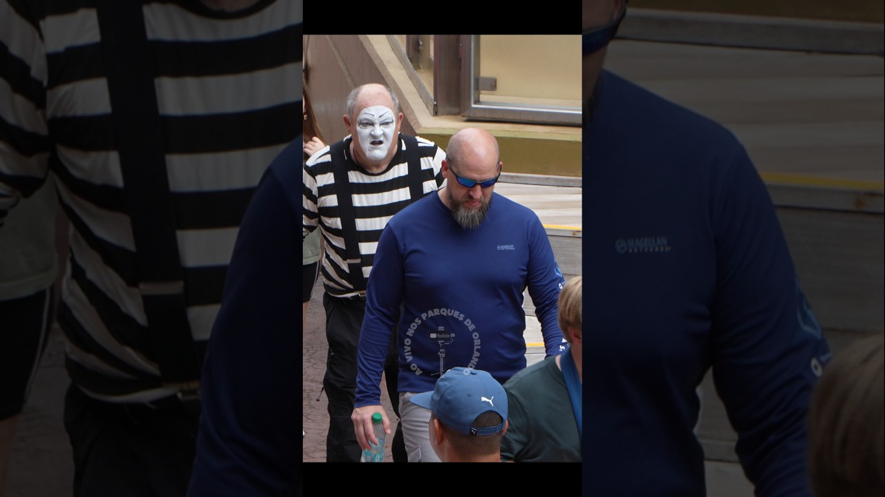 Tom o mímico imitando este homem caminhando 😂🤣 #tomthemime #seaworldmime #seaworldorlando
