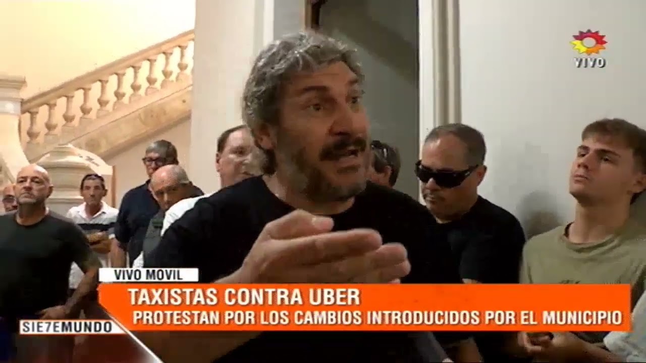 TAXISTAS CONTRA UBER manifestacion en hall municipal