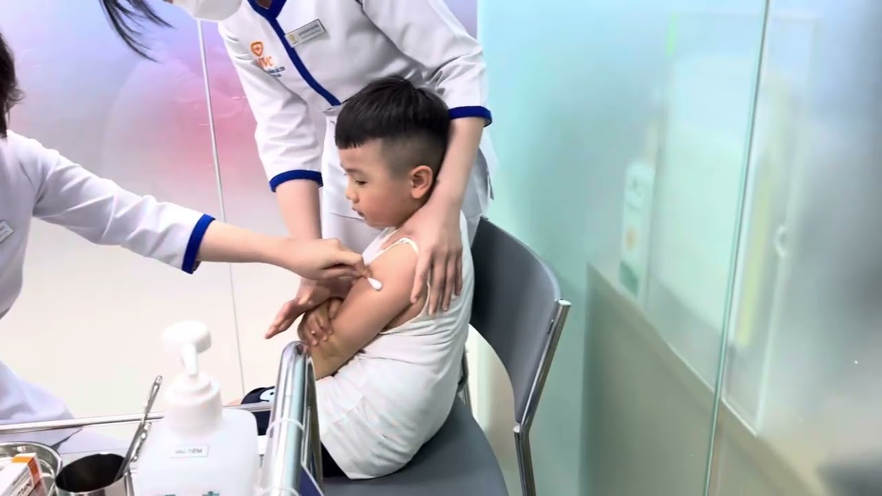 Đi chích ngừa thôi mà yếu đuối quá đi huhuuu