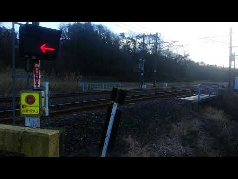 田舎の中を走り抜けるE657系