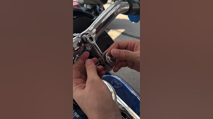 Upgrade your ride: the Moto Mount 3D Chrome for ultimate smartphone access!