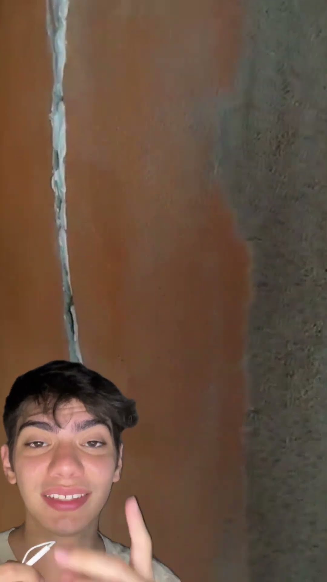 Sem medo! ?️ Abra a rachadura, use selante, fita telada e massa. Resolva de vez! ?