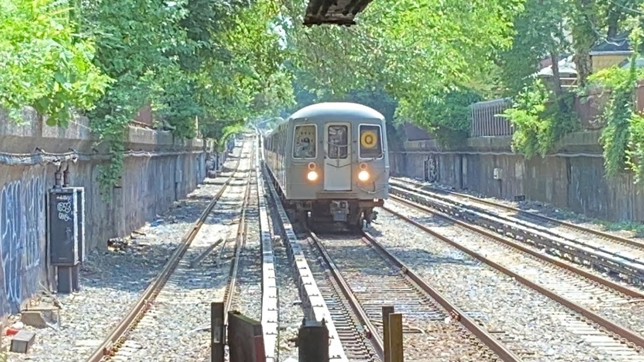 Q Express R46 R46/R68/R68A B,Q Local/Express Trains At Newkirk Plaza - YouTube