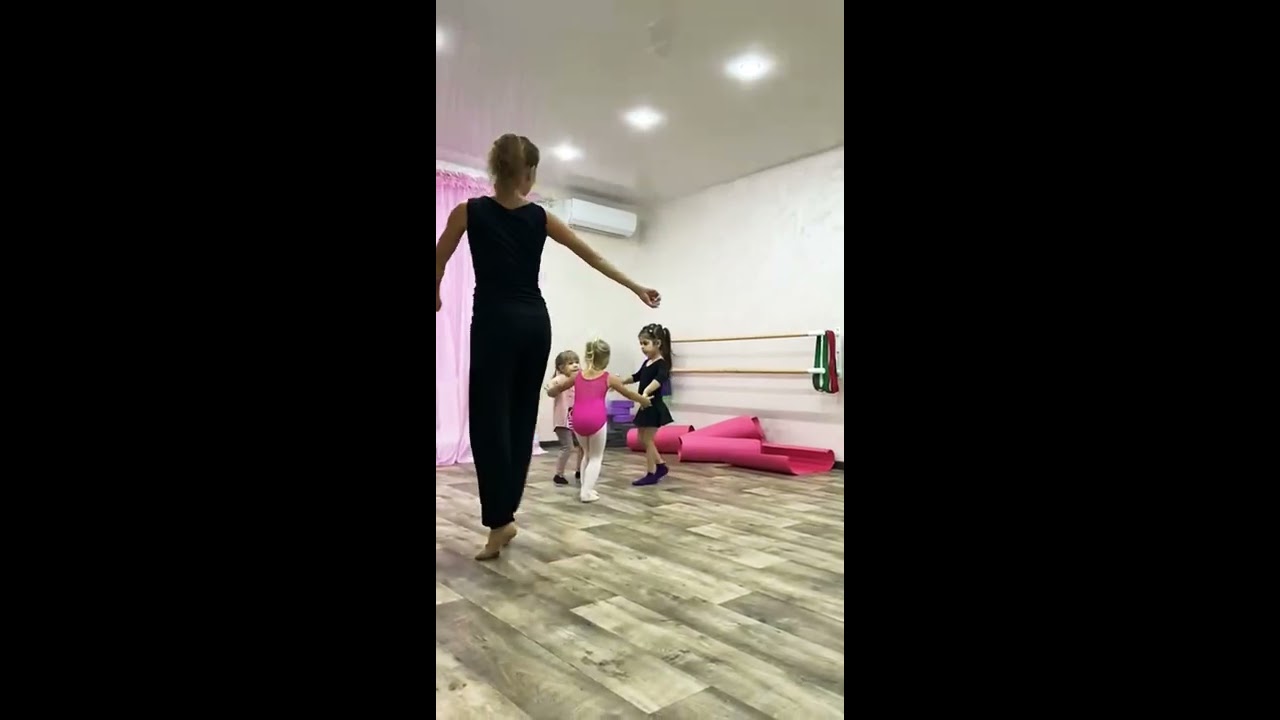 Ольга 4 года. Урок хореографии в балетной студии 