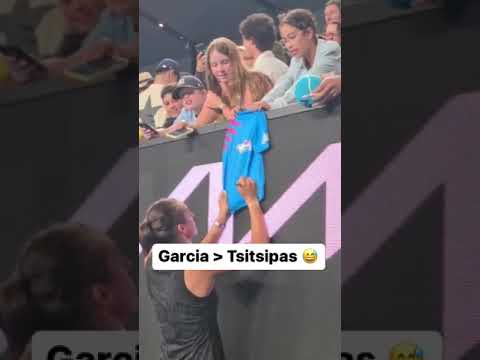 Donnez votre téléphone à Caroline Garcia, elle aime prendre des photos #shorts #short