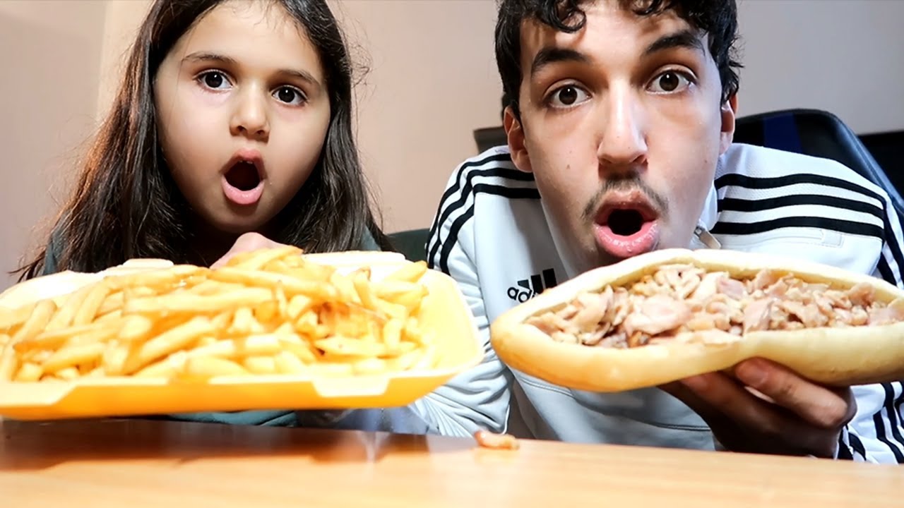 ELLE MANGE SON PREMIER KEBAB A 5 ANS ! YouTube