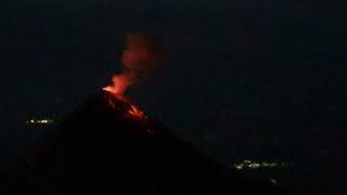 MarDe Dani en Guatemala, Acatenango, Volcán de Fuego al anochecer