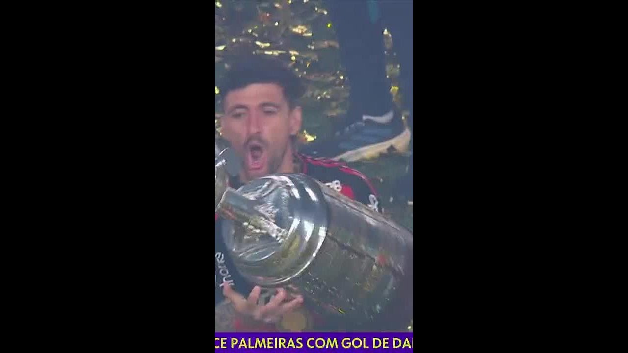 QUE CENA! ARRASCAETA BEIJA A TAÇA DA LIBERTADORES | #shorts | ge tv