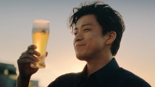 小栗旬、夕暮れのベランダとビールで「最高の時間！」　「プレミアム・モルツ」新CMが公開