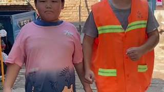 父子日常农村美食环卫工人单亲爸爸的辛酸属于农村的故事今天体验了奶奶环卫工的天，才懂得生活的身不由己