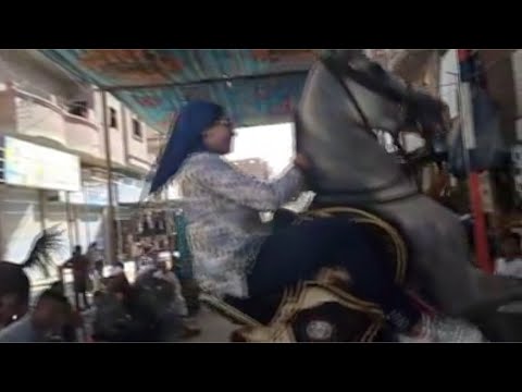 مرشحة محتملة لمجلس النواب على حصان خلال جولة انتخابية في دمياط