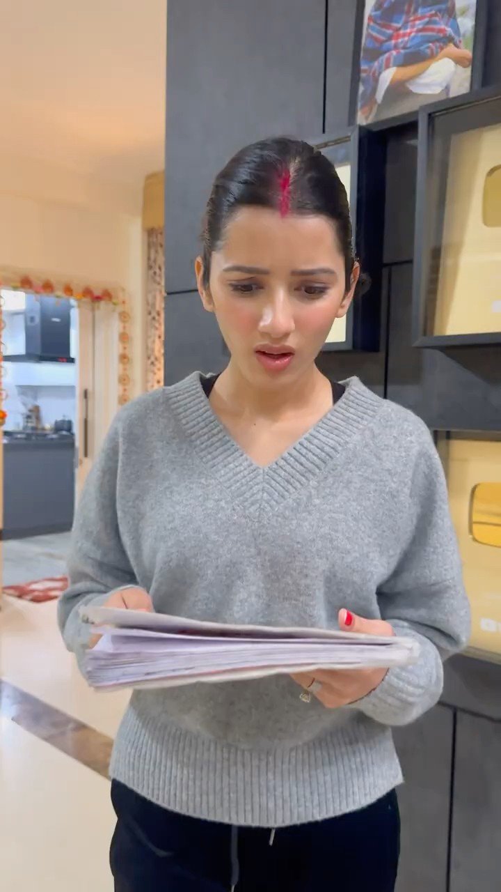Yeh book khul kyu nhi rhi ? ? #neetubisht #comedy #trending #lakhneet #viralshorts #funny