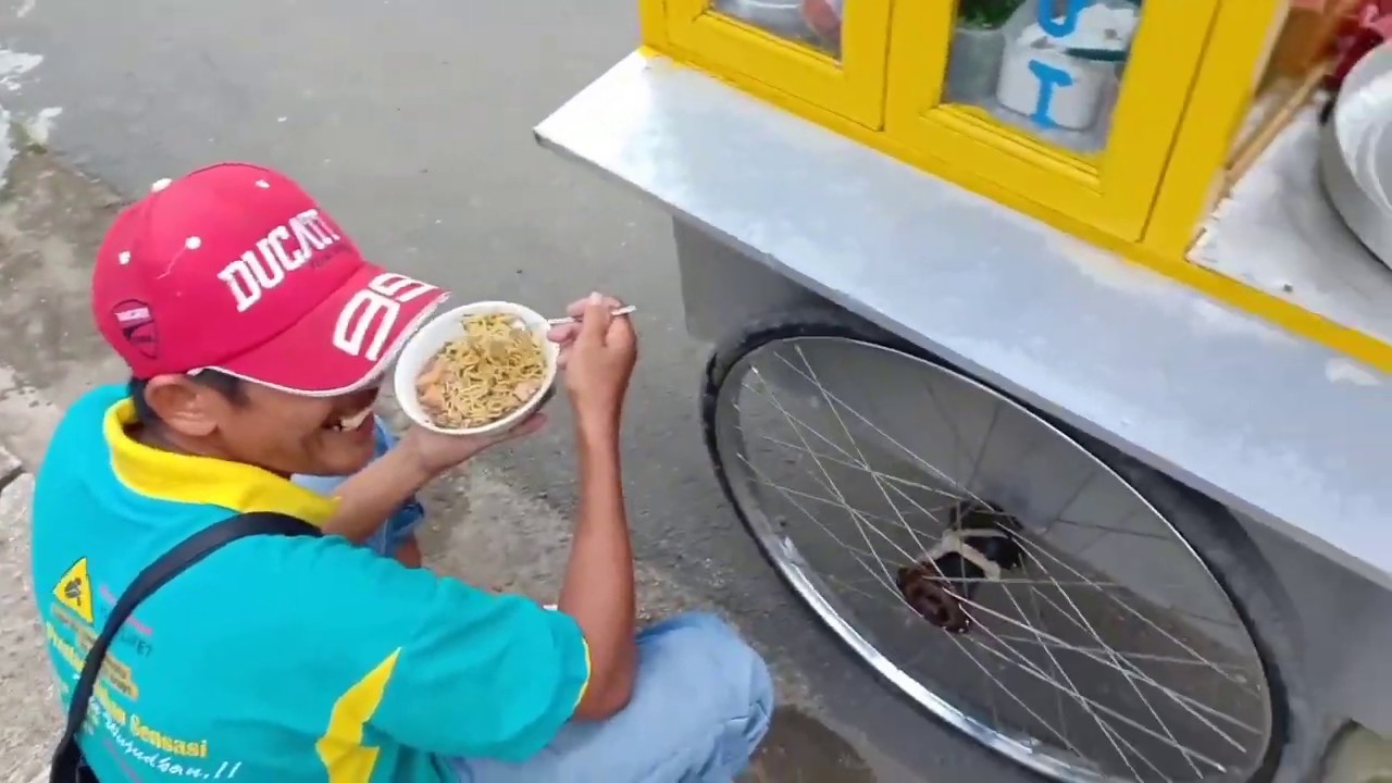 TERCIDUK Mamang baso makan baso pengen exis - YouTube