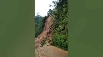 Mưa gió sạt lở ở xã Tr